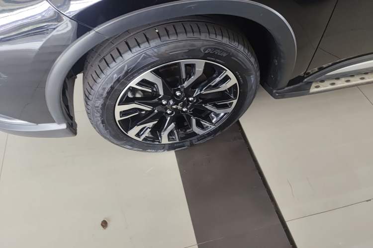 Used Mitsubishi Outlander 2020 2.4L 4x4 Zhi Xiang Edition 5 Seats Left Front Wheel Hub