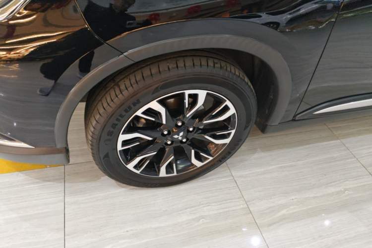 Used Mitsubishi Outlander 2020 2.4L 4x4 Zhi Xiang Edition 5 Seats Left Front Wheel Hub