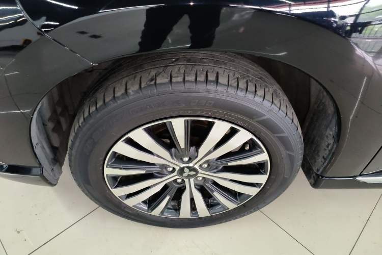 Used Mitsubishi Outlander 2020 2.4L 4x4 Zhi Xiang Edition 5 Seats Left Front Wheel Hub