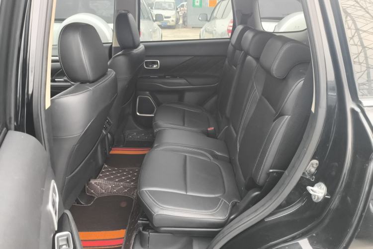 Used Mitsubishi Outlander 2020 2.0L Two-Wheel Drive Comfort Edition 7-Seater Left Rear Seat