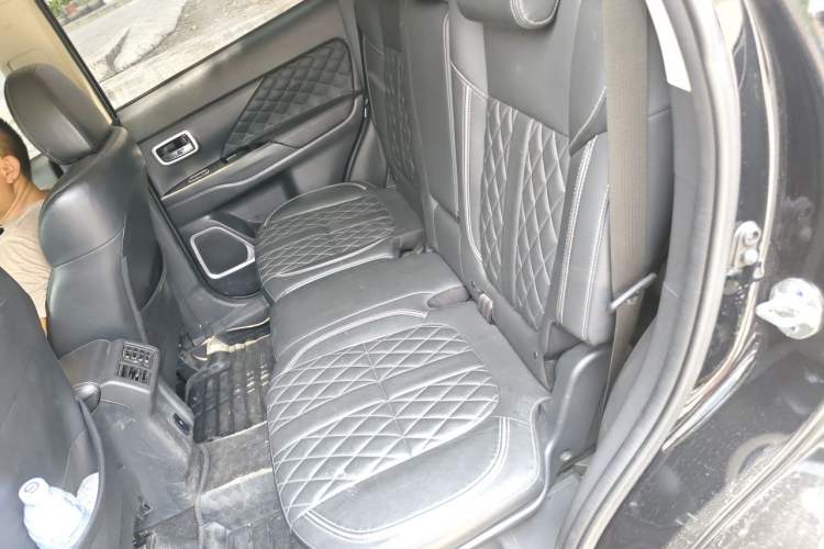 Used Mitsubishi Outlander 2020 2.0L Two-Wheel Drive Comfort Edition 7-Seater Left Rear Seat