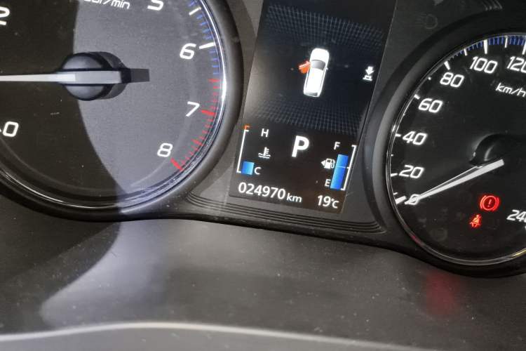 Used Mitsubishi Outlander 2020 2.4L 4x4 Zhi Xiang Edition 7-Seater Odometer Close Up