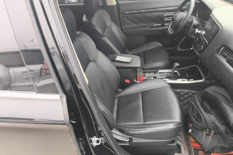 Used Mitsubishi Outlander 2020 2.0L Two-Wheel Drive Comfort Edition 7-Seater Right Front Seat