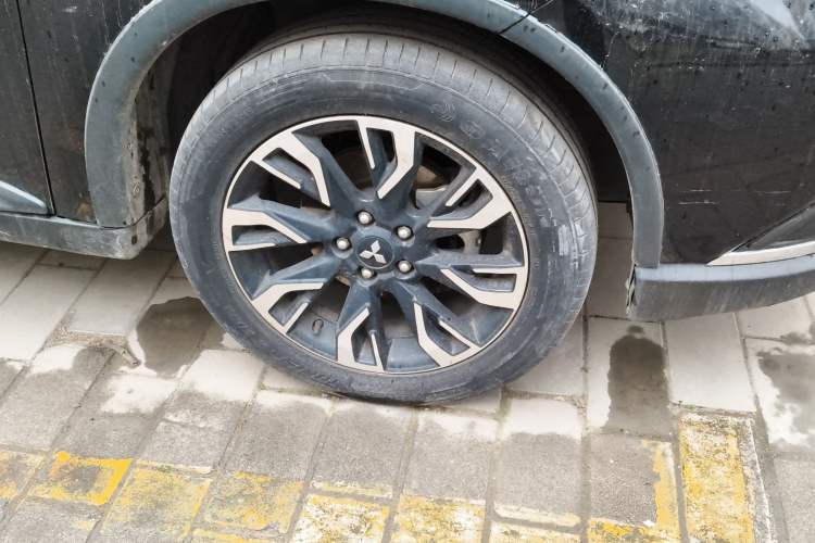 Used Mitsubishi Outlander 2020 2.0L Two-Wheel Drive Enjoyment Version 5 Seats Right Front Wheel Hub