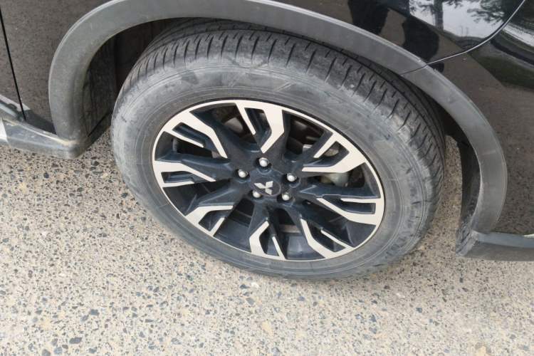 Used Mitsubishi Outlander 2020 2.4L 4x4 Zhi Xiang Edition 7-Seater Right Front Wheel Hub