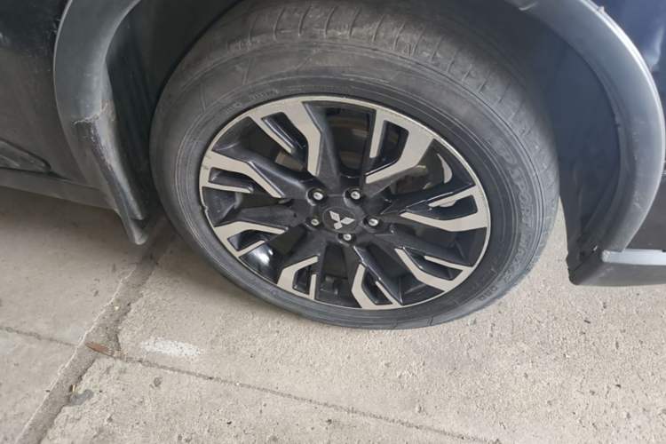 Used Mitsubishi Outlander 2020 2.4L 4x4 Zhi Xiang Edition 5 Seats Right Front Wheel Hub