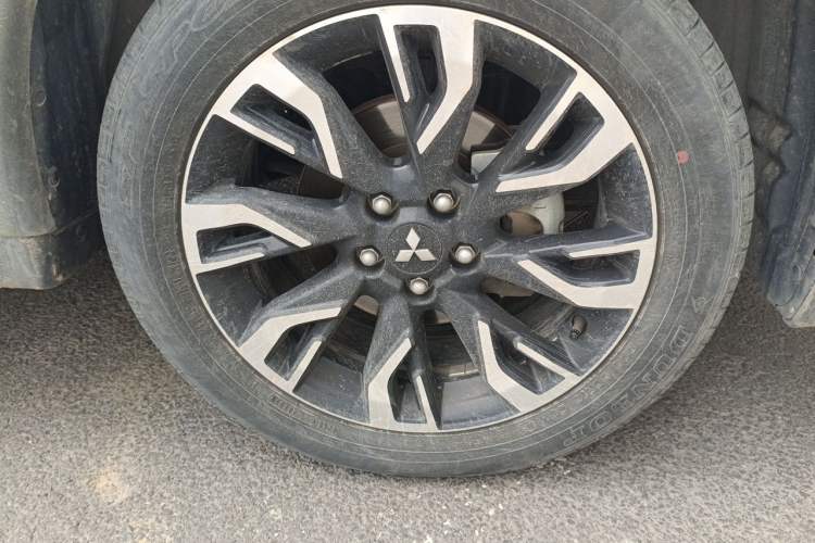 Used Mitsubishi Outlander 2020 2.4L 4x4 Zhi Xiang Edition 7-Seater Right Front Wheel Hub