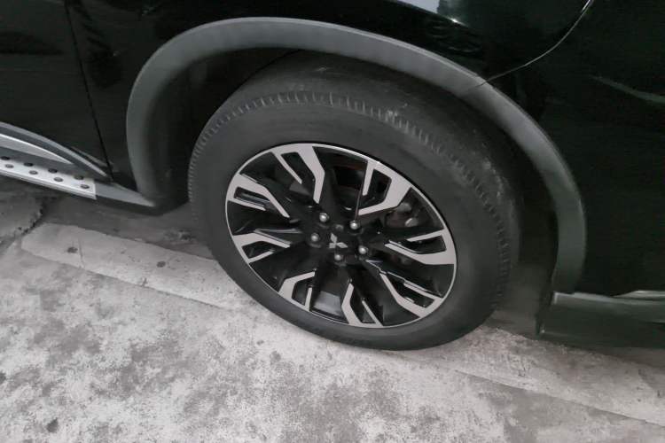 Used Mitsubishi Outlander 2020 2.4L 4x4 Zhi Xiang Edition 7-Seater Right Front Wheel Hub