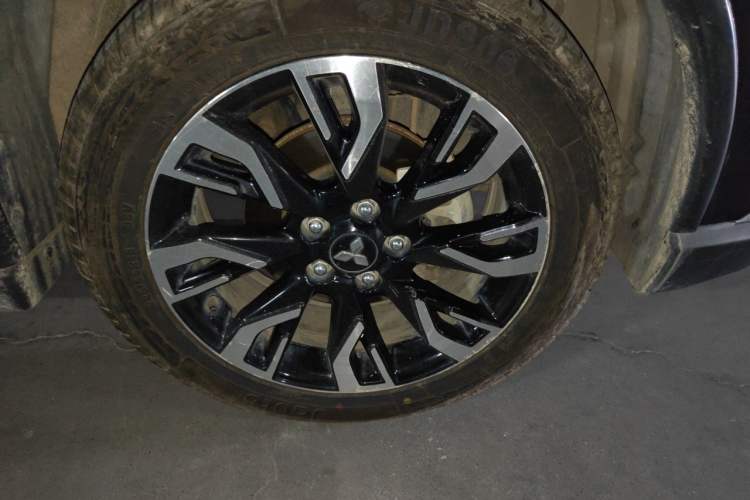Used Mitsubishi Outlander 2020 2.0L Two-Wheel Drive Enjoyment Version 5 Seats Right Front Wheel Hub
