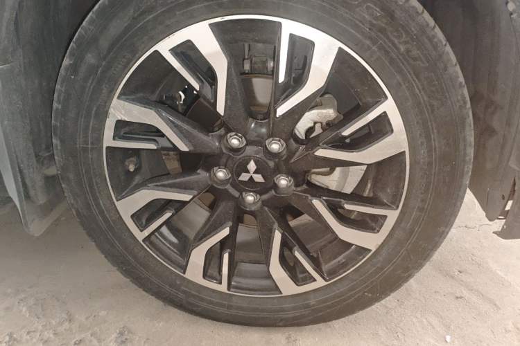 Used Mitsubishi Outlander 2020 2.4L 4x4 Zhi Xiang Edition 7-Seater Right Front Wheel Hub