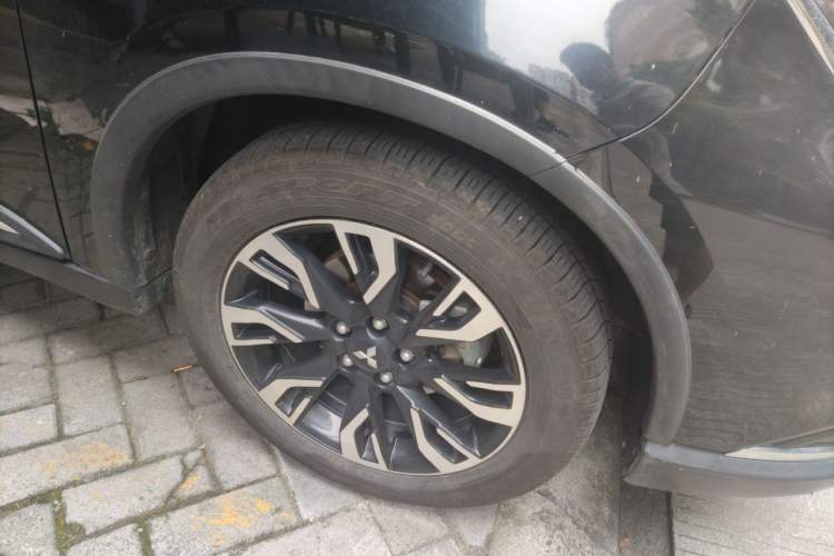 Used Mitsubishi Outlander 2020 2.0L Two-Wheel Drive Comfort Edition 7-Seater Right Front Wheel Hub