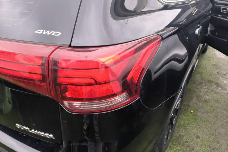 Used Mitsubishi Outlander 2020 2.4L 4x4 Zhi Xiang Edition 7-Seater Right Rear Taillight