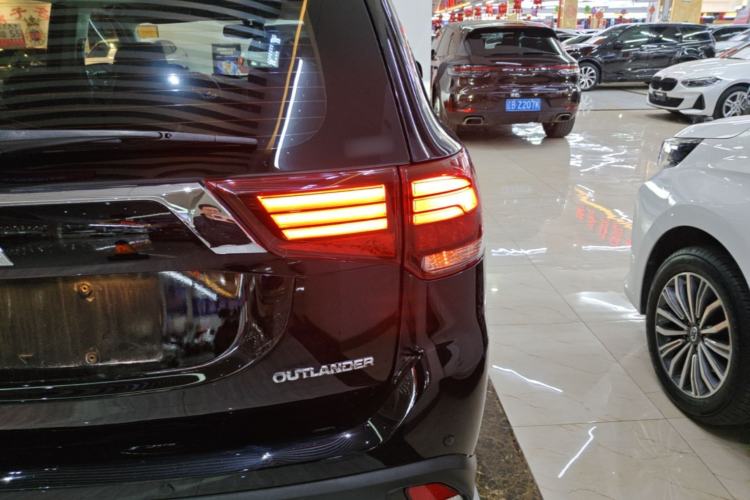 Used Mitsubishi Outlander 2020 2.4L 4x4 Zhi Xiang Edition 5 Seats Right Rear Taillight