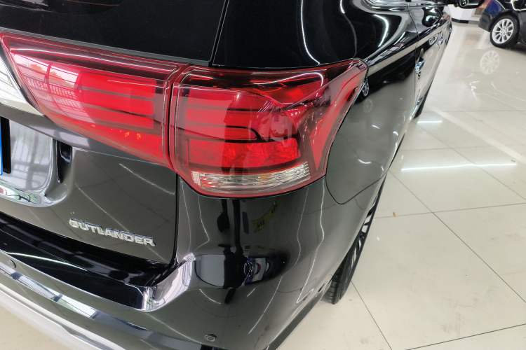 Used Mitsubishi Outlander 2020 2.4L 4x4 Zhi Xiang Edition 5 Seats Right Rear Taillight