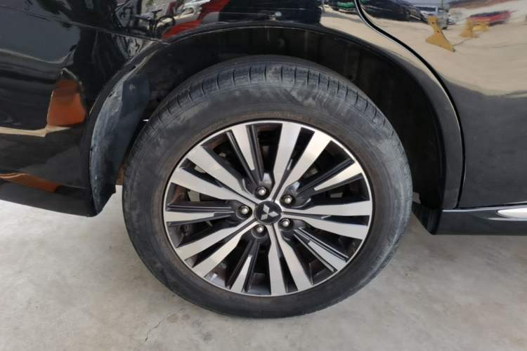 Used Mitsubishi Outlander 2020 2.0L Two-Wheel Drive Enjoyment Version 5 Seats Right Rear Wheel Hub