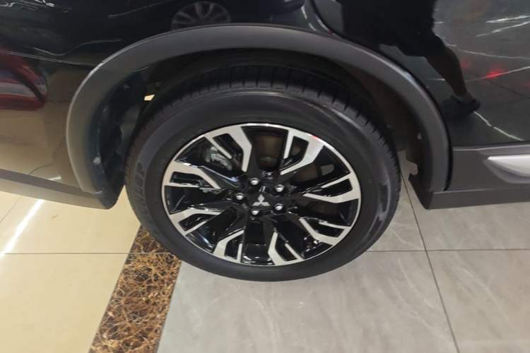 Used Mitsubishi Outlander 2020 2.0L Two-Wheel Drive Enjoyment Version 5 Seats Right Rear Wheel Hub