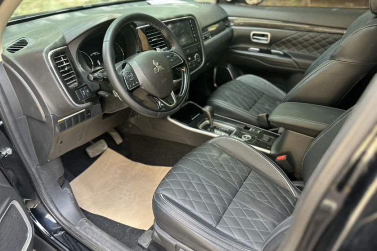 Used Mitsubishi Outlander 2020 2.4L 4x4 Zhi Xiang Edition 5 Seats Steering Wheel