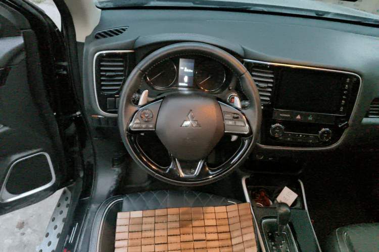 Used Mitsubishi Outlander 2020 2.4L 4x4 Zhi Xiang Edition 7-Seater Steering Wheel