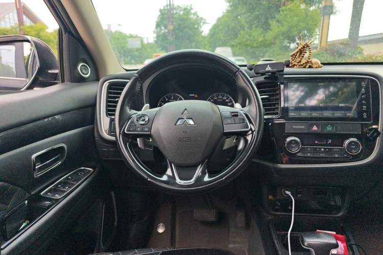 Used Mitsubishi Outlander 2020 2.4L 4x4 Zhi Xiang Edition 7-Seater Steering Wheel