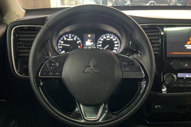 Used Mitsubishi Outlander 2020 2.0L Two-Wheel Drive Comfort Edition 5 Seats Steering Wheel