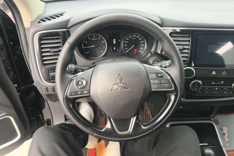 Used Mitsubishi Outlander 2020 2.0L Two-Wheel Drive Comfort Edition 7-Seater Steering Wheel