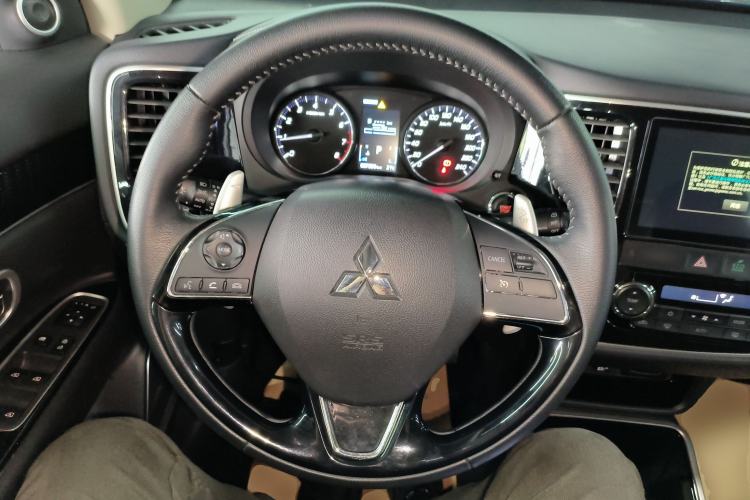 Used Mitsubishi Outlander 2020 2.4L 4x4 Zhi Xiang Edition 5 Seats Steering Wheel
