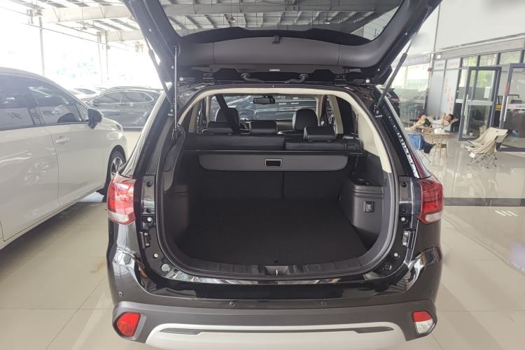 Used Mitsubishi Outlander 2020 2.4L 4x4 Zhi Xiang Edition 5 Seats Trunk