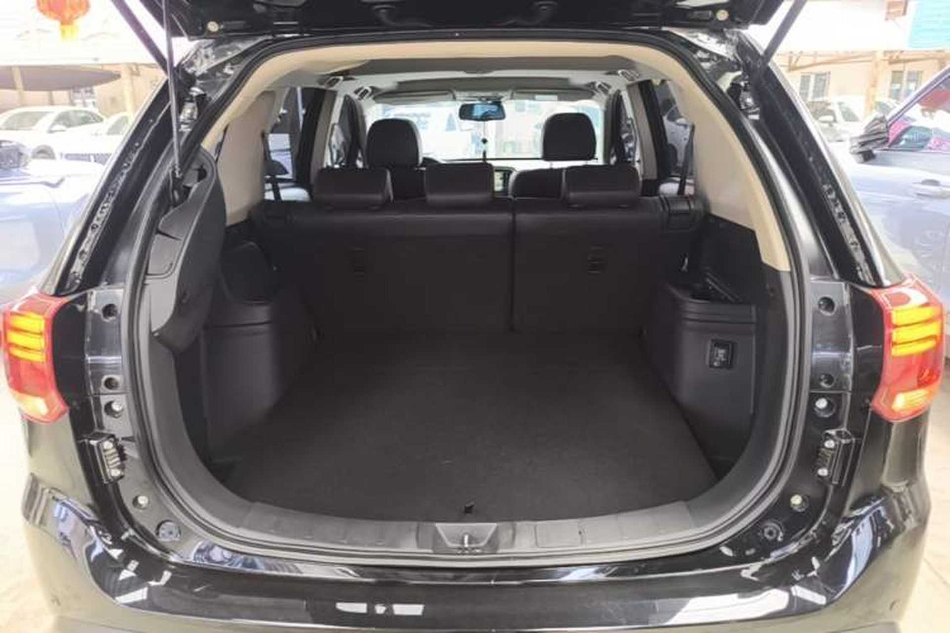Used Mitsubishi Outlander 2020 2.4L 4x4 Zhi Xiang Edition 5 Seats Trunk