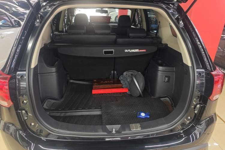 Used Mitsubishi Outlander 2020 2.0L Two-Wheel Drive Enjoyment Version 5 Seats Trunk