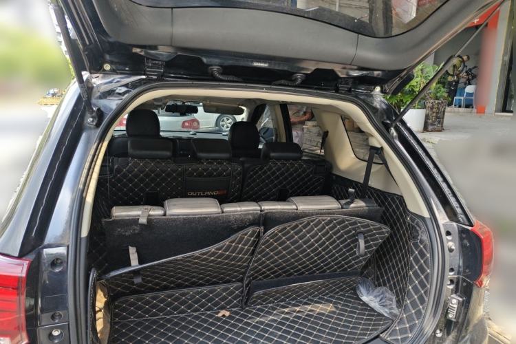 Used Mitsubishi Outlander 2020 2.0L Two-Wheel Drive Comfort Edition 7-Seater Trunk