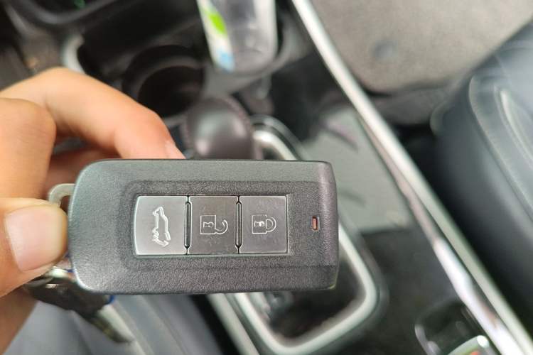 Used Mitsubishi Outlander 2020 2.4L 4x4 Zhi Xiang Edition 7-Seater Vehicle Key