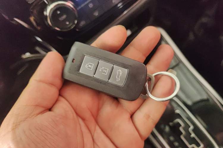 Used Mitsubishi Outlander 2020 2.4L 4x4 Zhi Xiang Edition 5 Seats Vehicle Key