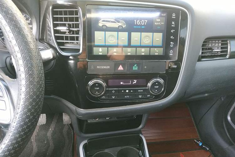 Used Mitsubishi Outlander 2020 2.4L 4x4 Zhi Xiang Edition 5 Seats Audio And AC Panel