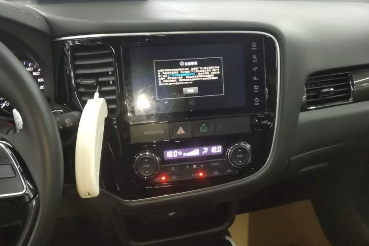 Used Mitsubishi Outlander 2020 2.4L 4x4 Zhi Xiang Edition 5 Seats Audio And AC Panel