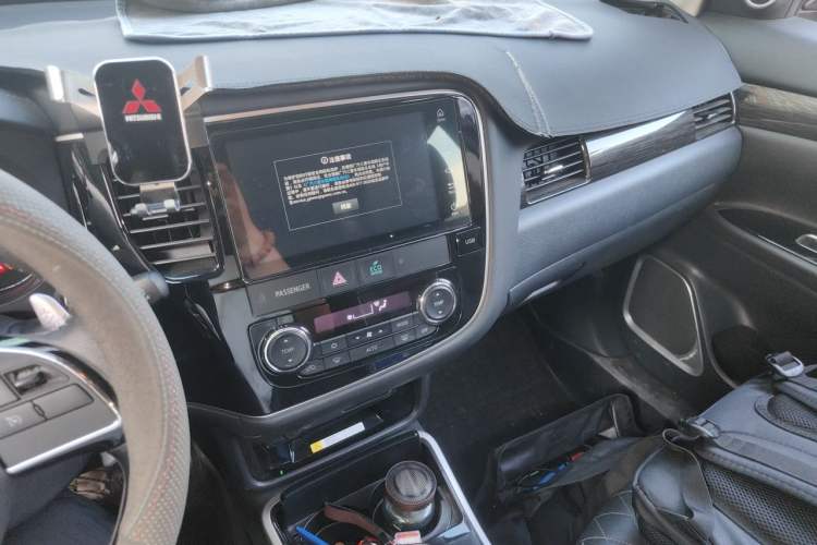 Used Mitsubishi Outlander 2020 2.4L 4x4 Zhi Xiang Edition 5 Seats Audio And AC Panel