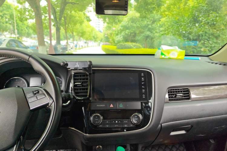 Used Mitsubishi Outlander 2020 2.0L Two-Wheel Drive Comfort Edition 7-Seater Audio And AC Panel