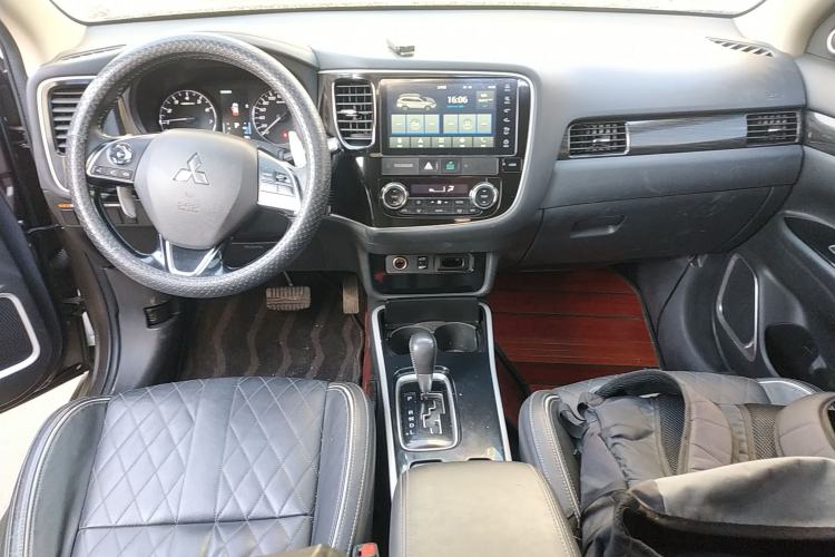 Used Mitsubishi Outlander 2020 2.4L 4x4 Zhi Xiang Edition 5 Seats Center Console
