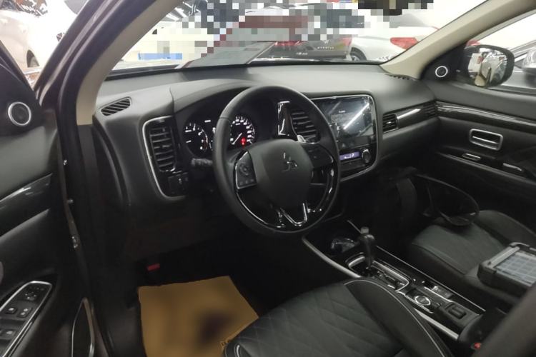 Used Mitsubishi Outlander 2020 2.4L 4x4 Zhi Xiang Edition 5 Seats Center Console