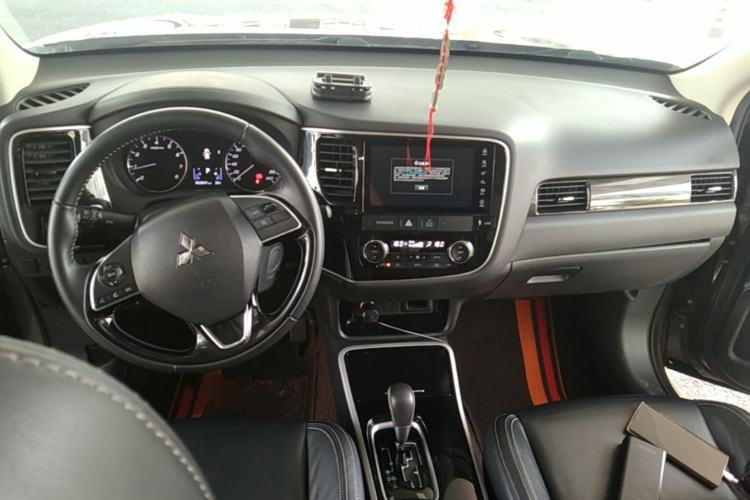 Used Mitsubishi Outlander 2020 2.0L Two-Wheel Drive Comfort Edition 7-Seater Center Console