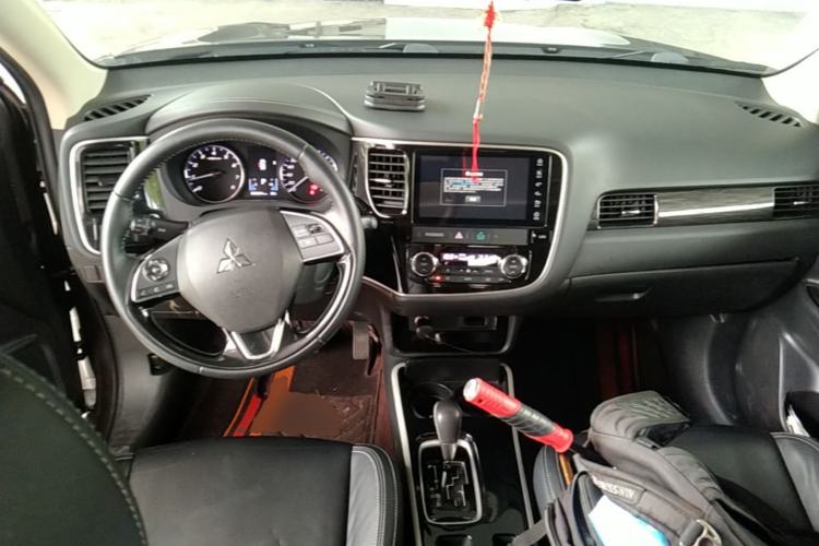 Used Mitsubishi Outlander 2020 2.0L Two-Wheel Drive Comfort Edition 7-Seater Center Console