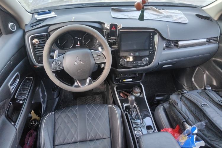 Used Mitsubishi Outlander 2020 2.4L 4x4 Zhi Xiang Edition 5 Seats Center Console