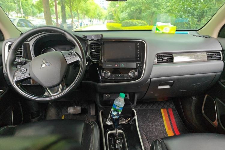 Used Mitsubishi Outlander 2020 2.0L Two-Wheel Drive Comfort Edition 7-Seater Center Console