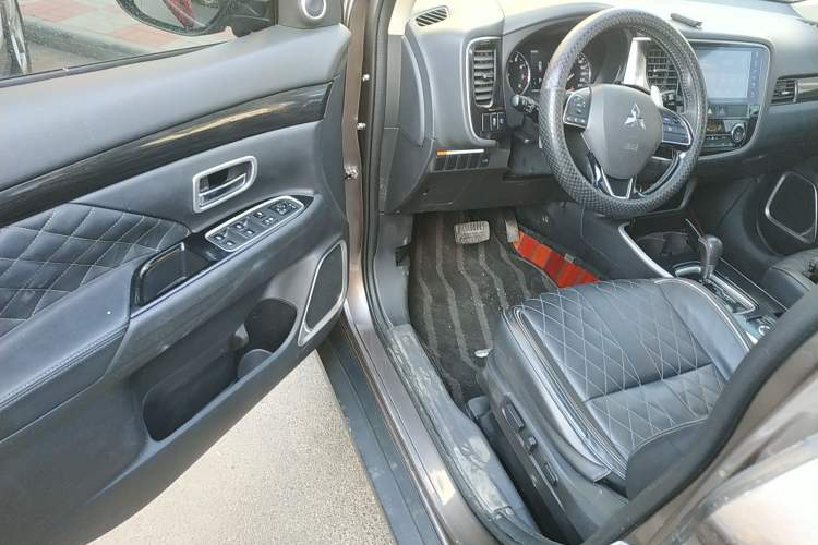 Used Mitsubishi Outlander 2020 2.4L 4x4 Zhi Xiang Edition 5 Seats Driver Seat