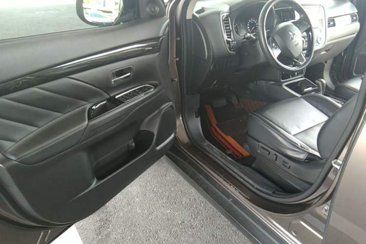 Used Mitsubishi Outlander 2020 2.0L Two-Wheel Drive Comfort Edition 7-Seater Driver Seat