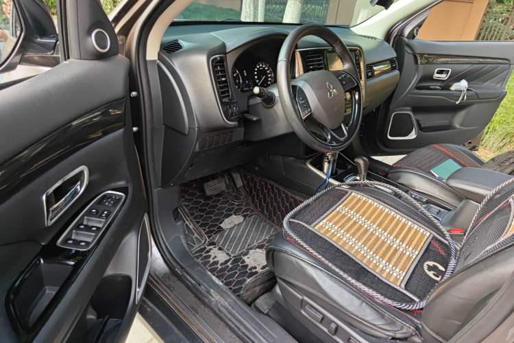 Used Mitsubishi Outlander 2020 2.0L Two-Wheel Drive Enjoyment Version 5 Seats Driver Seat