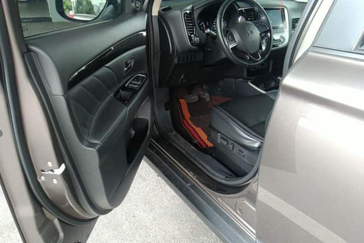 Used Mitsubishi Outlander 2020 2.0L Two-Wheel Drive Comfort Edition 7-Seater Driver Seat