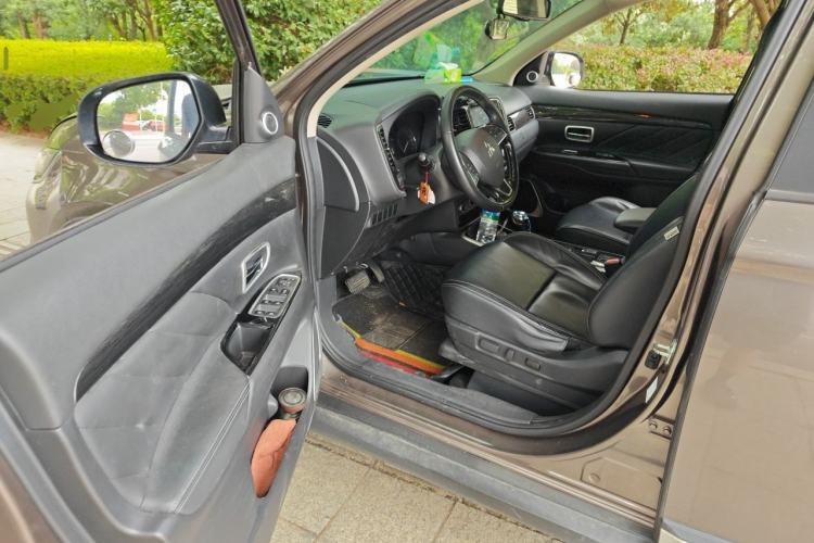 Used Mitsubishi Outlander 2020 2.0L Two-Wheel Drive Comfort Edition 7-Seater Driver Seat