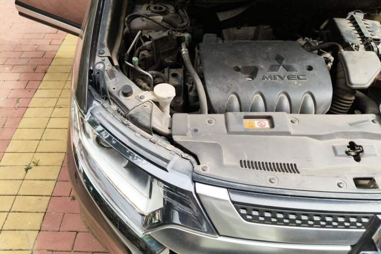 Used Mitsubishi Outlander 2020 2.0L Two-Wheel Drive Enjoyment Version 5 Seats Engine Bay Right