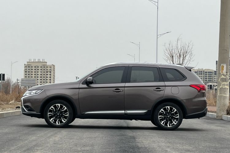 Used Mitsubishi Outlander 2020 2.0L Two-Wheel Drive Enjoyment Version 5 Seats Exterior 4