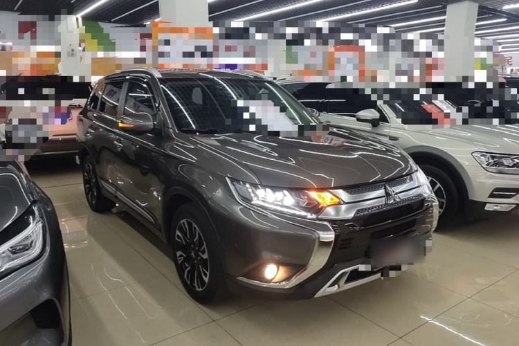 Used Mitsubishi Outlander 2020 2.4L 4x4 Zhi Xiang Edition 5 Seats Front Right 45 Deg